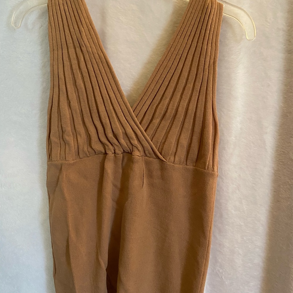 Sleeveless knit top with details
